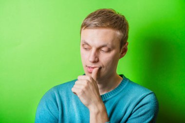 Tırnaklarını yiyen endişeli bir adam.