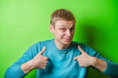 Adam parmağını kendine gösteriyor.