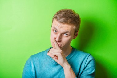 Genç adam sessiz bir jest yapıyor.!!