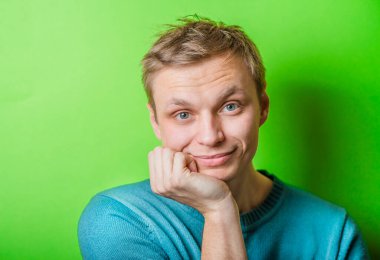 Gerçekten komik suratlı adamın portresi.