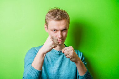 Yumruğunu sıkan Öfkeli Genç Adamın Portresi