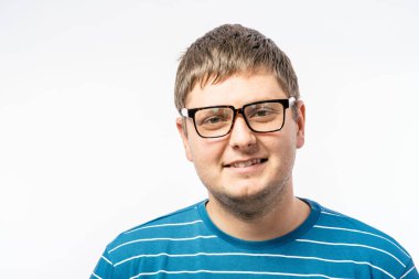 Bir adamın portresi güneş gözlüğü