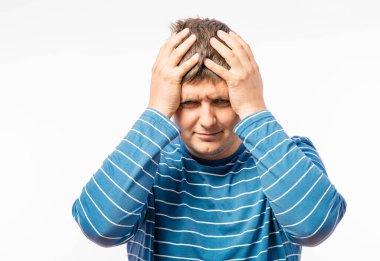 Üzgün genç adam elleriyle yüzünü kapattı.