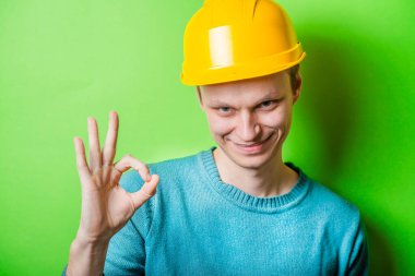 İnşaat işçisi güzel hareketlerle poz veriyor.