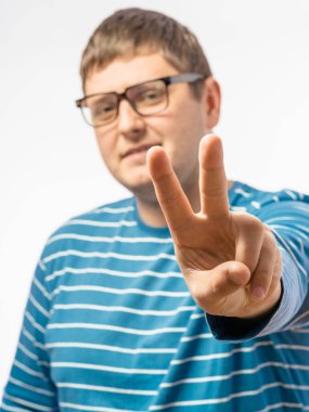 Adam her şeyin yolunda olduğunu gösterir.