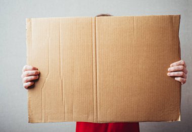 Genç adam boş tahtayı gösteriyor