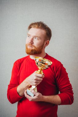 Altın Kupalı genç adam.