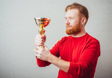 Altın Kupalı genç adam.