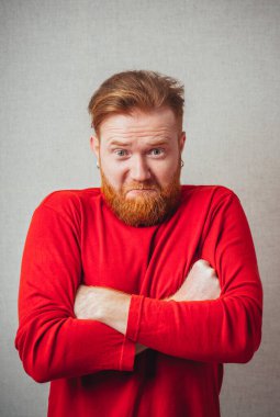 Kameraya bakan iğrenç bir adamın portresi.