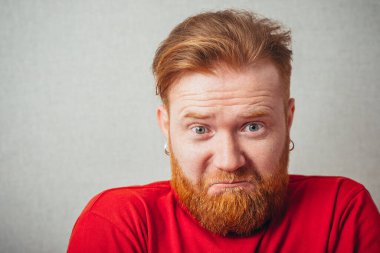 Kameraya bakan iğrenç bir adamın portresi.