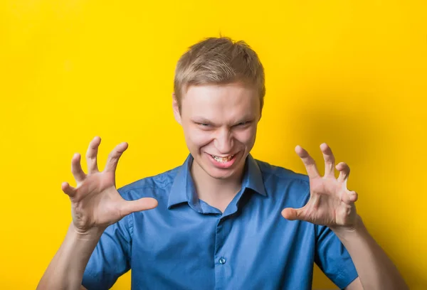 Retrato Jovem Fazendo Gesto Agressivo Com Mãos — Fotografia de Stock