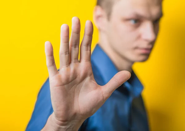 Άνθρωπος Απορρίπτει Και Gesturing Σταματήσει Χέρια Απομονώνονται Λευκό Φόντο — Φωτογραφία Αρχείου