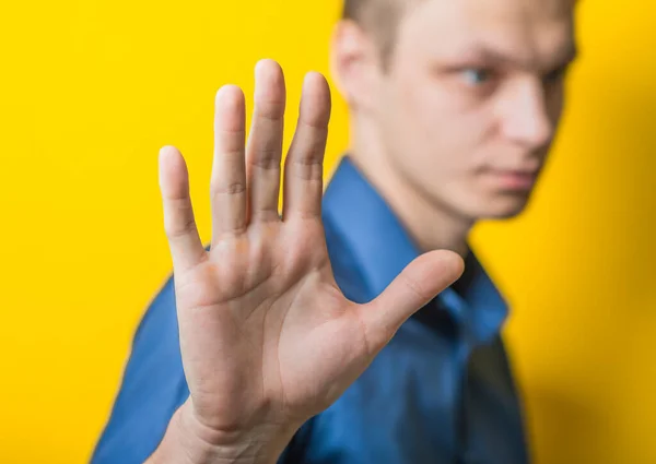 Man Avvisa Och Gester Stopp Med Händerna Isolerade Vit Bakgrund — Stockfoto