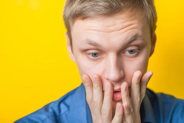 Uomo Nerd Confuso Non Cosa Fare Incertezza — Foto Stock