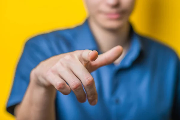 Mão Masculina Mostrando Dedo Indicador Direção Câmera Direcionando Sinal Fundo — Fotografia de Stock