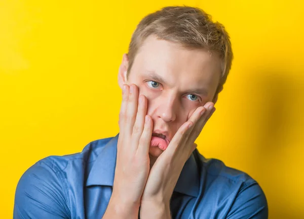 Joven Con Una Camisa Azul Sobre Fondo Amarillo Mostrando Fatiga — Foto de Stock