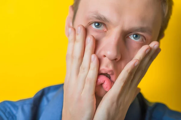 Egy Fiatal Férfi Közelről Kék Ingben Sárga Háttérrel Kimerültséggel Két — Stock Fotó