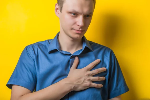 Lässiger Junger Mann Mit Brustschmerzen Der Daheim Steht Porträt Aus — Stockfoto