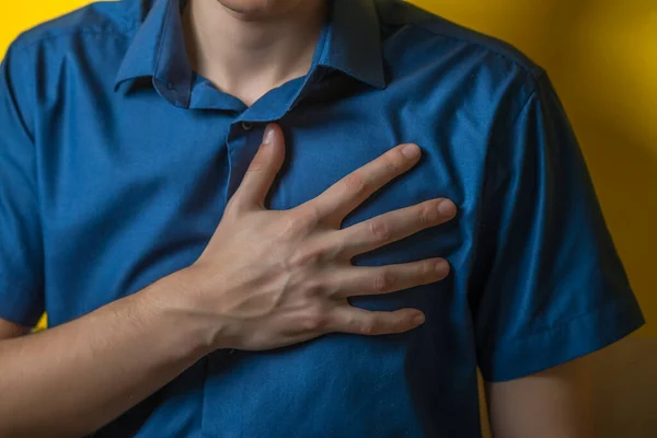 Lässiger Junger Mann Mit Brustschmerzen Stehen Nahaufnahme — Stockfoto