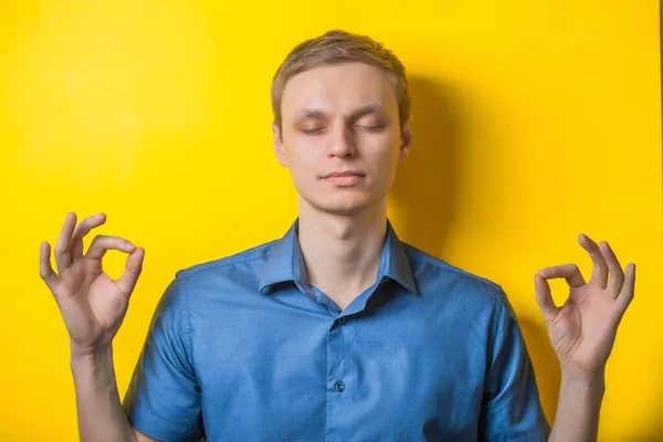 ハンサムな若い男瞑想 フォーカスジェスチャー 黄色の背景が孤立 — ストック写真