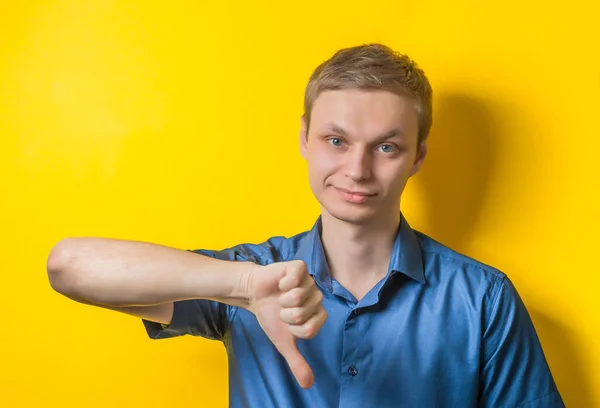 Красивый Молодой Человек Опустил Кулак Опущенным Большим Пальцем Близкий Портрет — стоковое фото
