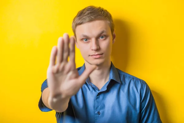 Hübscher Junger Mann Hält Seine Hand Und Zeigt Den Anschlag — Stockfoto