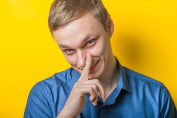 Joven Rubio Sosteniendo Dedo Boca Quieto Calmo Retrato Cerrado Gesto —  Fotos de Stock