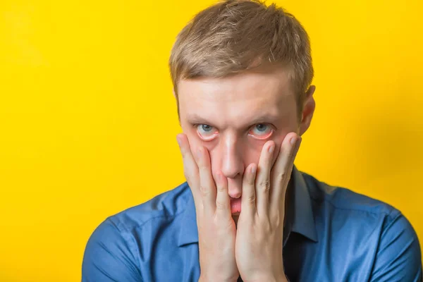 Blond Ung Man Chockad Trött Gestyr Nära Porträtt Isolerad Gul — Stockfoto