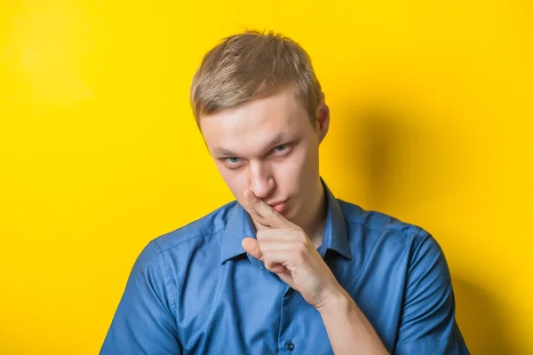 Joven Rubio Sosteniendo Dedo Boca Quieto Calmo Retrato Cerrado Gesto —  Fotos de Stock