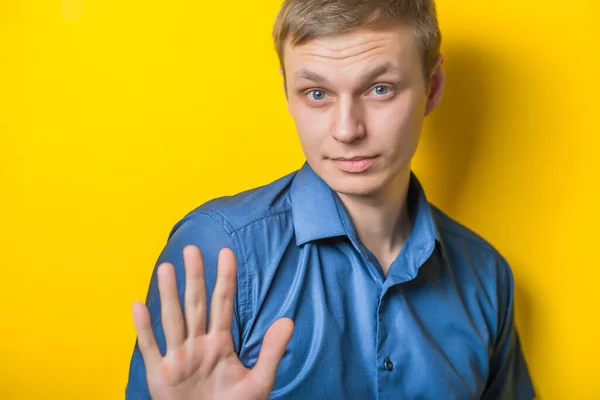 Портрет Крупным Планом Злой Безумный Молодой Человек Поднимающий Руки Сказать — стоковое фото