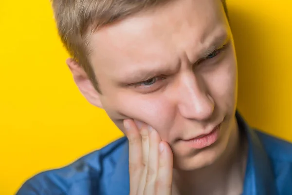 Jeune Homme Avec Mal Dents Sur Fond Jaune — Photo