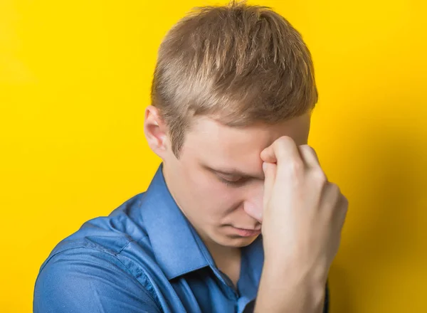 Blond Jongeman Een Gebaar Man Denkt Wegkijkend Geïsoleerde Gele Achtergrond — Stockfoto