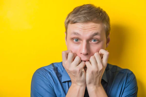 Blond Young Man Gesture Does Know What Confusion Isolated Yellow — Stock Photo, Image