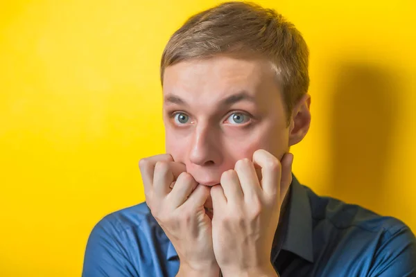 Blond Young Man Gesture Does Know What Confusion Isolated Yellow — Stock Photo, Image