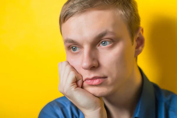 Blonder Junger Mann Denkt Nach Kopf Auf Die Hand Gestützt — Stockfoto