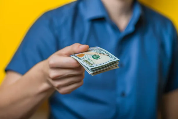 Dólares Jovem Close Uma Camisa Azul Fundo Amarelo Leva Dinheiro — Fotografia de Stock