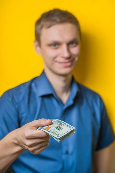 Ein Junger Mann Großaufnahme Blaues Hemd Auf Gelbem Grund Gibt — Stockfoto