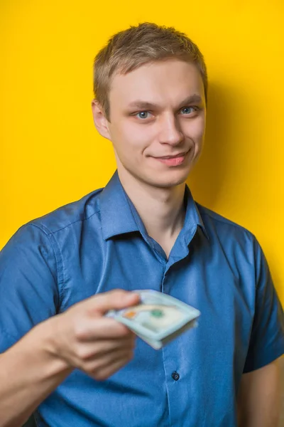 Ein Junger Mann Großaufnahme Blaues Hemd Auf Gelbem Grund Gibt — Stockfoto