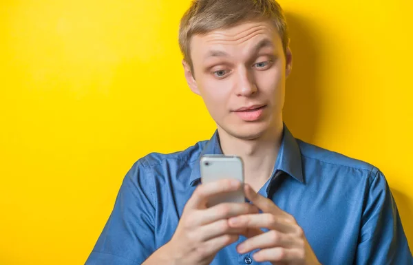 Blond Young Man Thinks Thinks Looking Phone Gesture Isolated Yellow — Stock Photo, Image