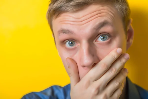 Junger Mann Bedeckt Seinen Mund — Stockfoto