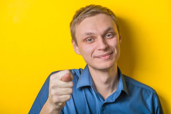 Primo Piano Ritratto Felice Giovane Dando Pollice Dito Gesto Fico — Foto Stock