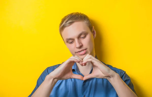 Jovem Atraente Faz Coração Usando Dedos — Fotografia de Stock