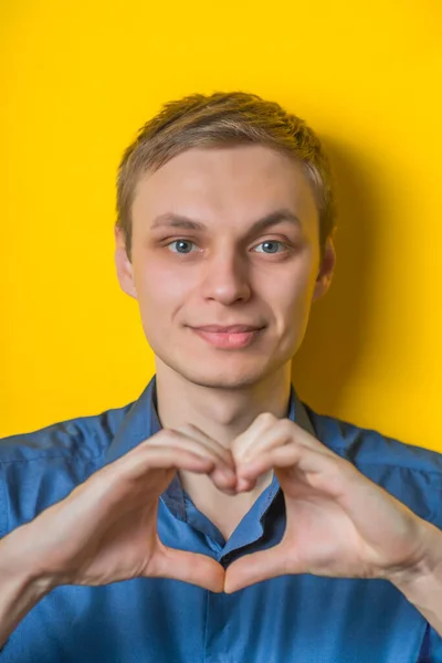 Aantrekkelijke Jongeman Maakt Het Hart Met Behulp Van Vingers — Stockfoto