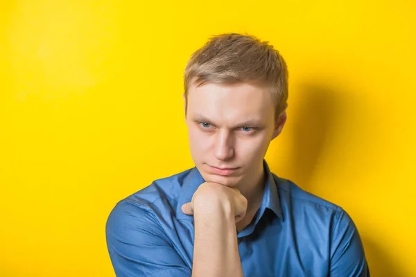 Jeune Homme Blond Pense Pense Tête Posée Sur Main Regardant — Photo