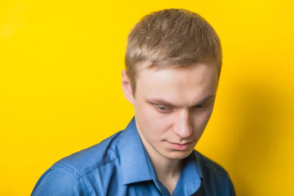 Joven Primer Plano Con Una Camisa Azul Sobre Fondo Amarillo — Foto de Stock