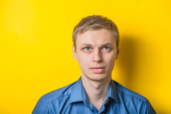 Fiatal Férfi Közelről Kék Ingben Sárga Háttérrel Figyelmes Szomorú Mimikri — Stock Fotó