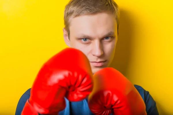 Молодой Человек Держит Руки Красных Перчатках Ударить Боксер Желтом Фоне — стоковое фото