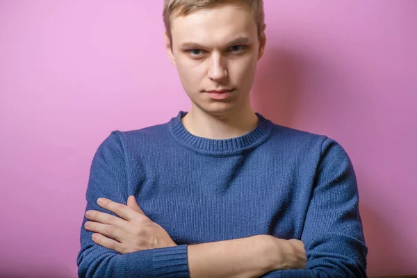 Молодой Человек Скрестил Руки Груди Фиолетовом Фоне — стоковое фото