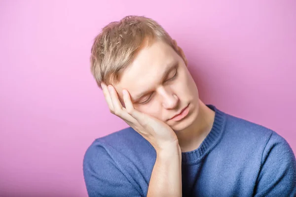 Joven Quiere Dormir Pon Cabeza Sus Manos Gesto Sobre Fondo — Foto de Stock