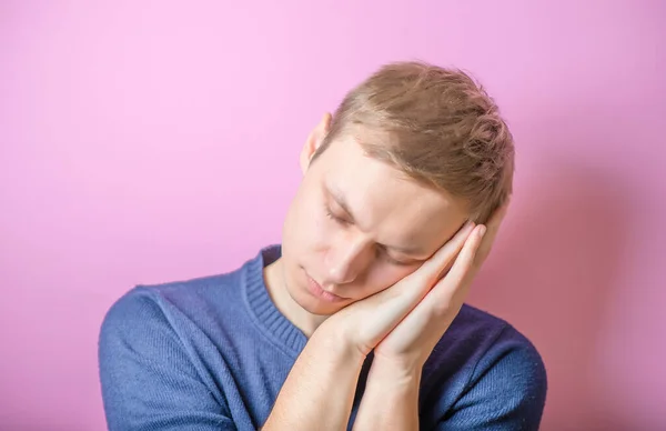 Joven Quiere Dormir Pon Cabeza Sus Manos Gesto Sobre Fondo — Foto de Stock